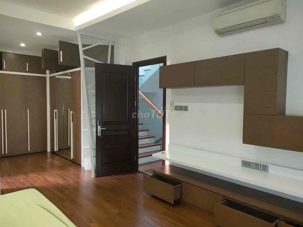 It's the owner of the 10-foot Special Rent. 20 meters, 5 floors, An Phú, 75 million.