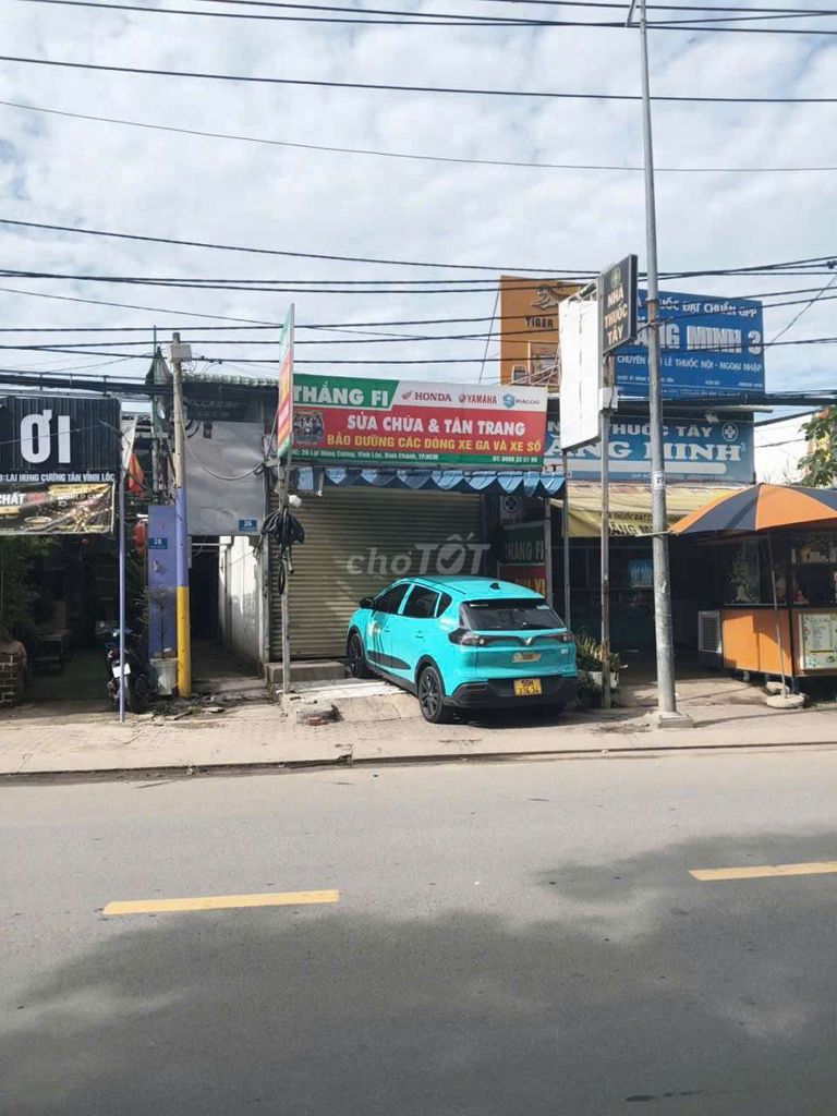 The Street Front House has one bedroom.
