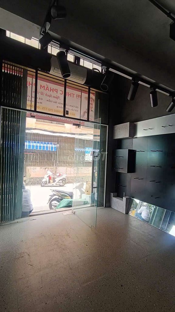 4th floor Tân Cảng, 1894 25, Q.Bình Thạnh, near Landmark 81.