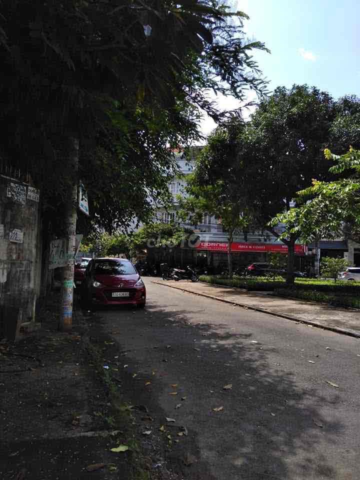 Qq Street 2 street, Firefire, 90 meters across from the park.