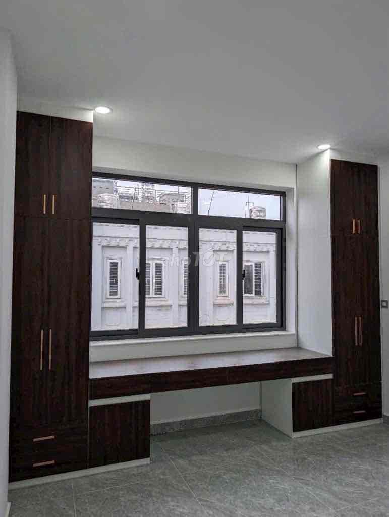 Three-story new apartments have four bedrooms with four air conditionings available.