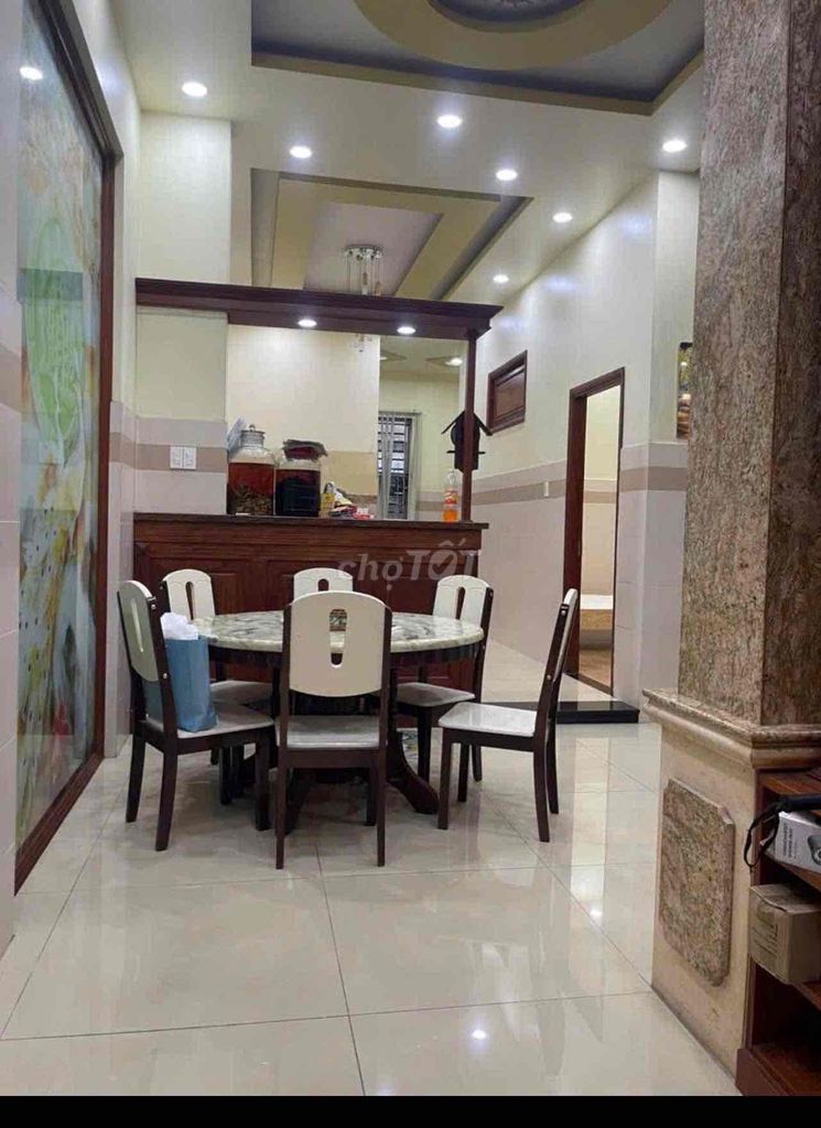 Renting the entire Thạnh Lộc building, four stations down District 12.