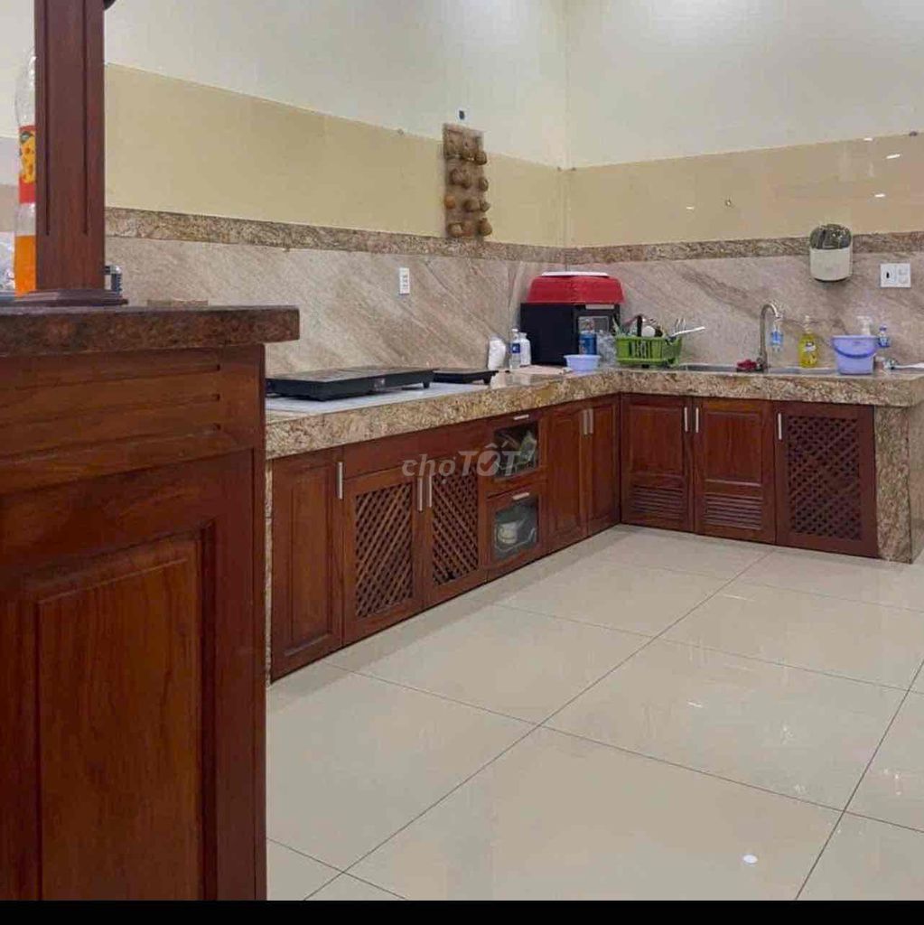 Renting the entire Thạnh Lộc building, four stations down District 12.