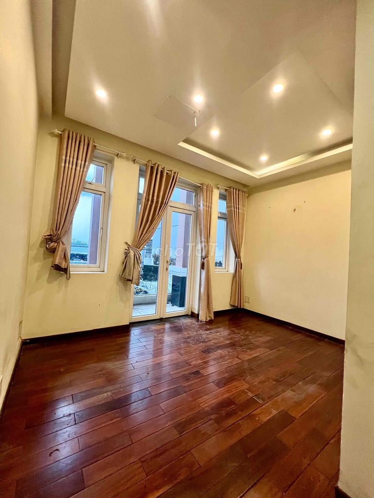 We'll have to rent a special unit near Qq.1 area 8 x 15 1 4th floor bedroom 3 toilets