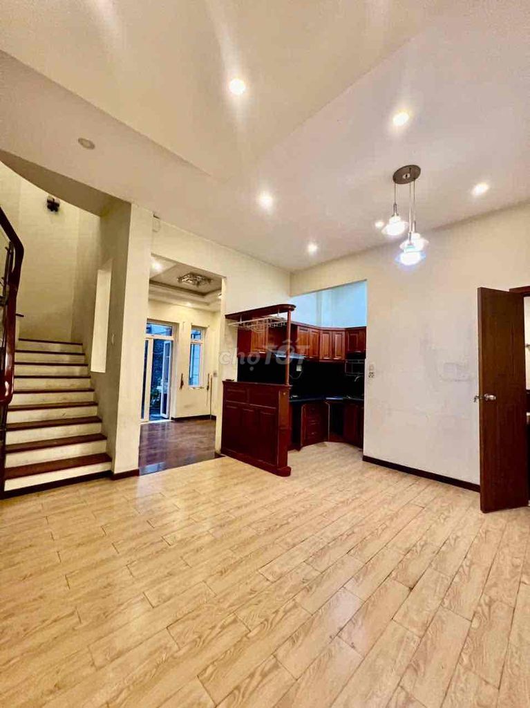 We'll have to rent a special unit near Qq.1 area 8 x 15 1 4th floor bedroom 3 toilets
