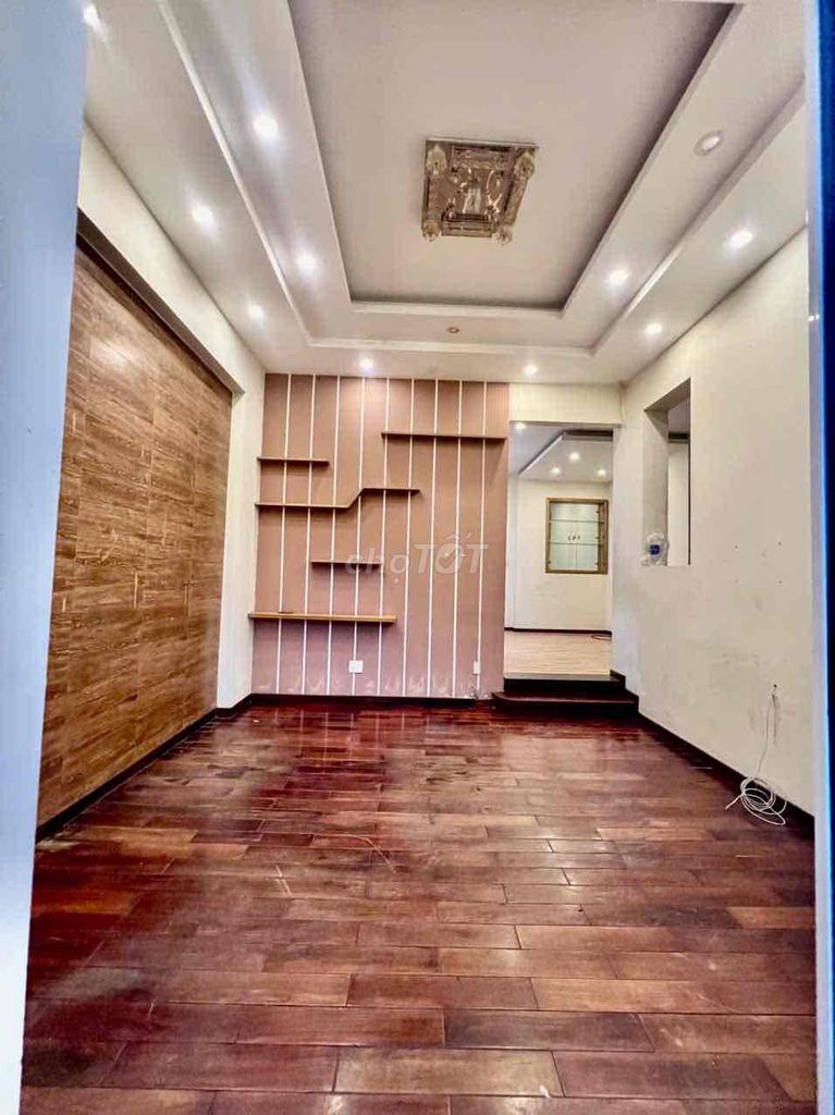 We'll have to rent a special unit near Qq.1 area 8 x 15 1 4th floor bedroom 3 toilets