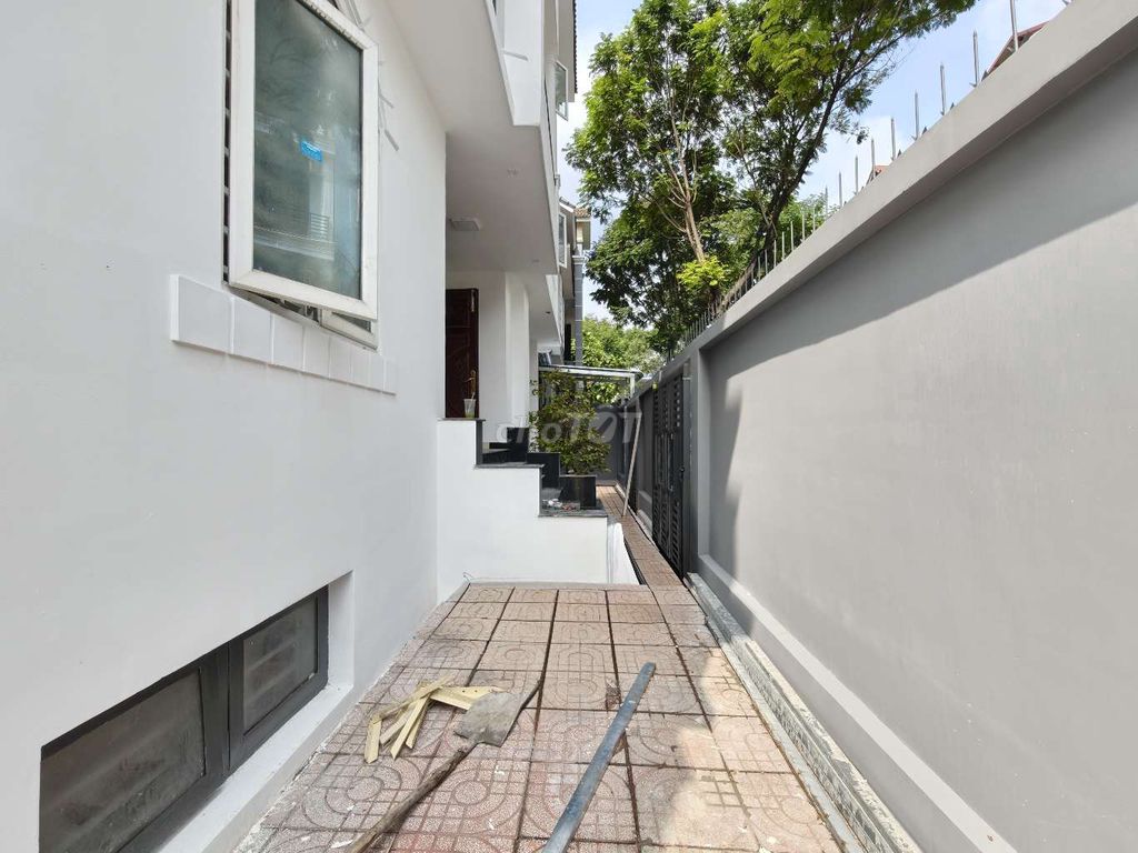 Rent a two-sided mansion.