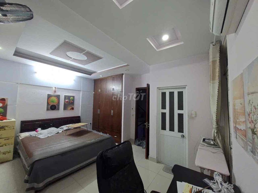 The whole four bedrooms are near the Verdamall, the City Jason's Office - one month deposit.