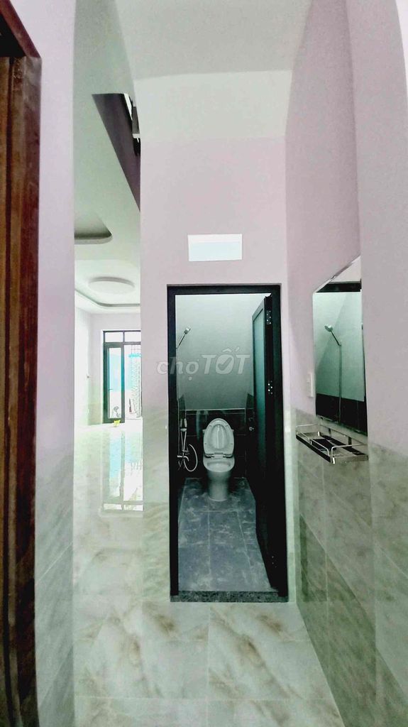 The floor of 420 M has three bedrooms. Three alley toilets near T3 Station.