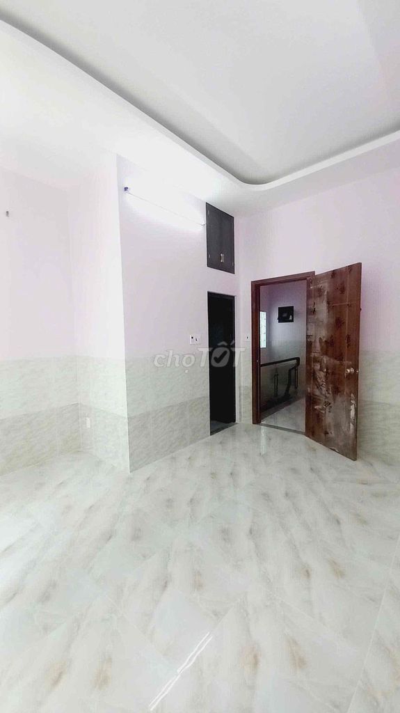 The floor of 420 M has three bedrooms. Three alley toilets near T3 Station.