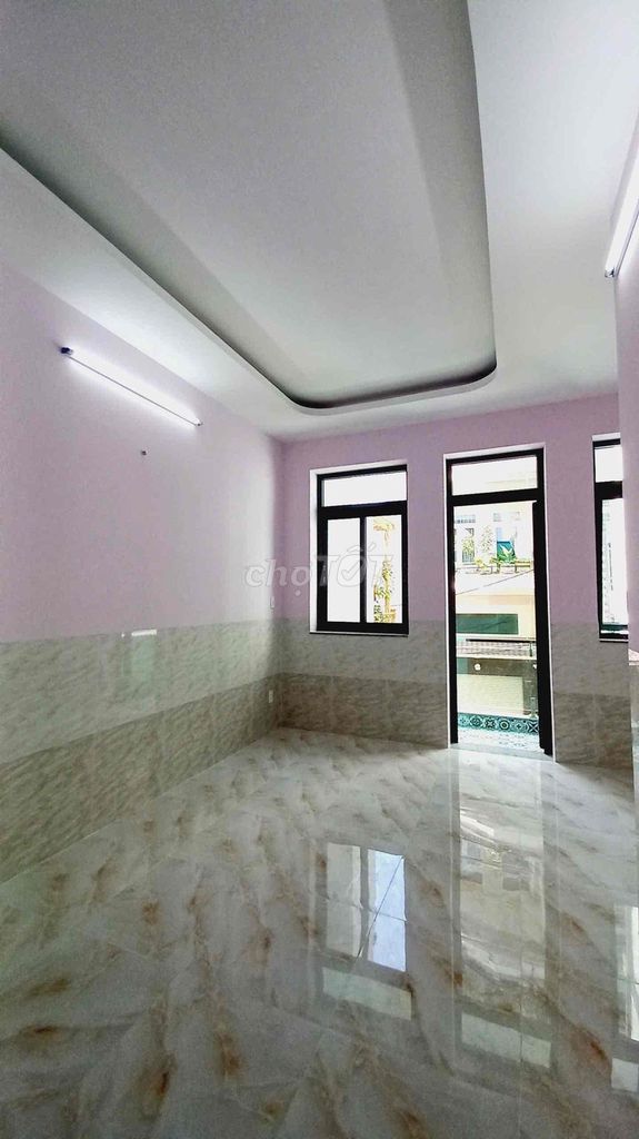 The floor of 420 M has three bedrooms. Three alley toilets near T3 Station.