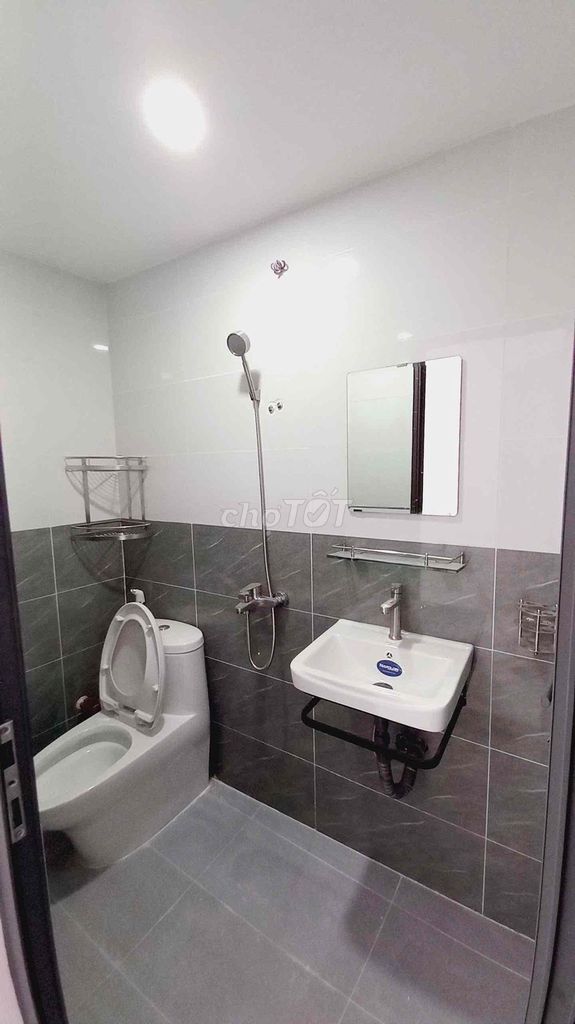 The floor of 420 M has three bedrooms. Three alley toilets near T3 Station.