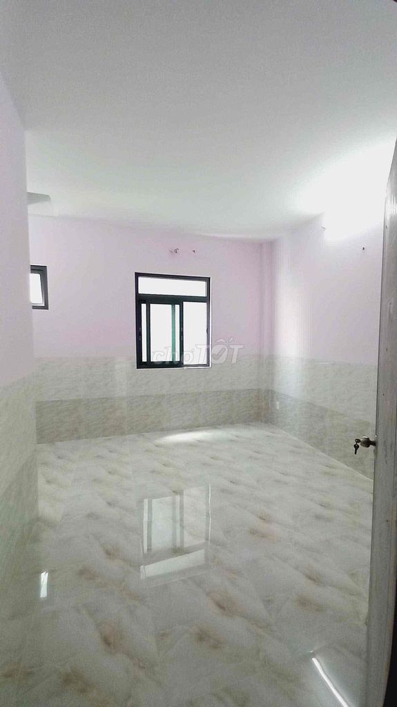 The floor of 420 M has three bedrooms. Three alley toilets near T3 Station.