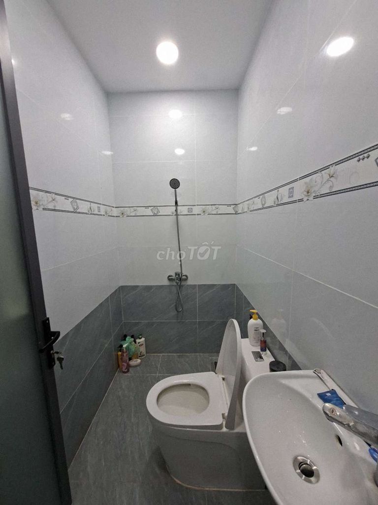 Tx 25 house. Three bedroom. Two toilets. Eight million.