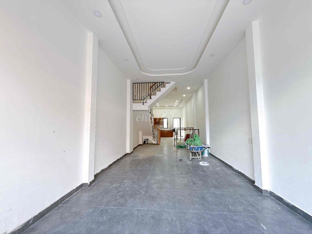 It's the owner who rents the entire site of 4x18 meters of oil a nice floor.