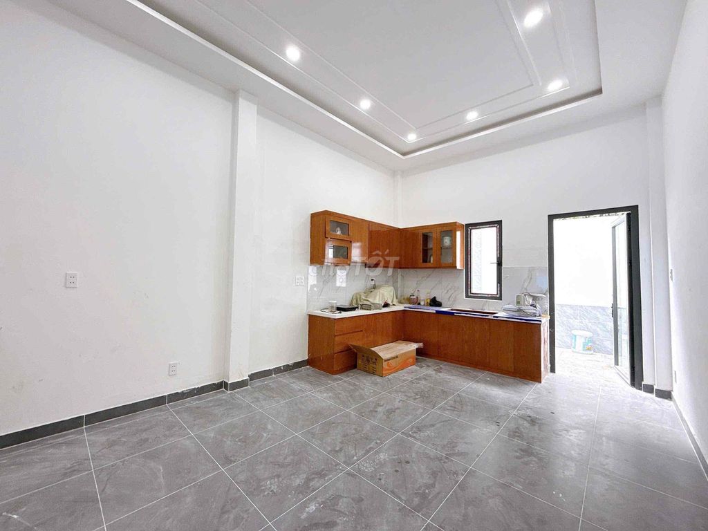 It's the owner who rents the entire site of 4x18 meters of oil a nice floor.