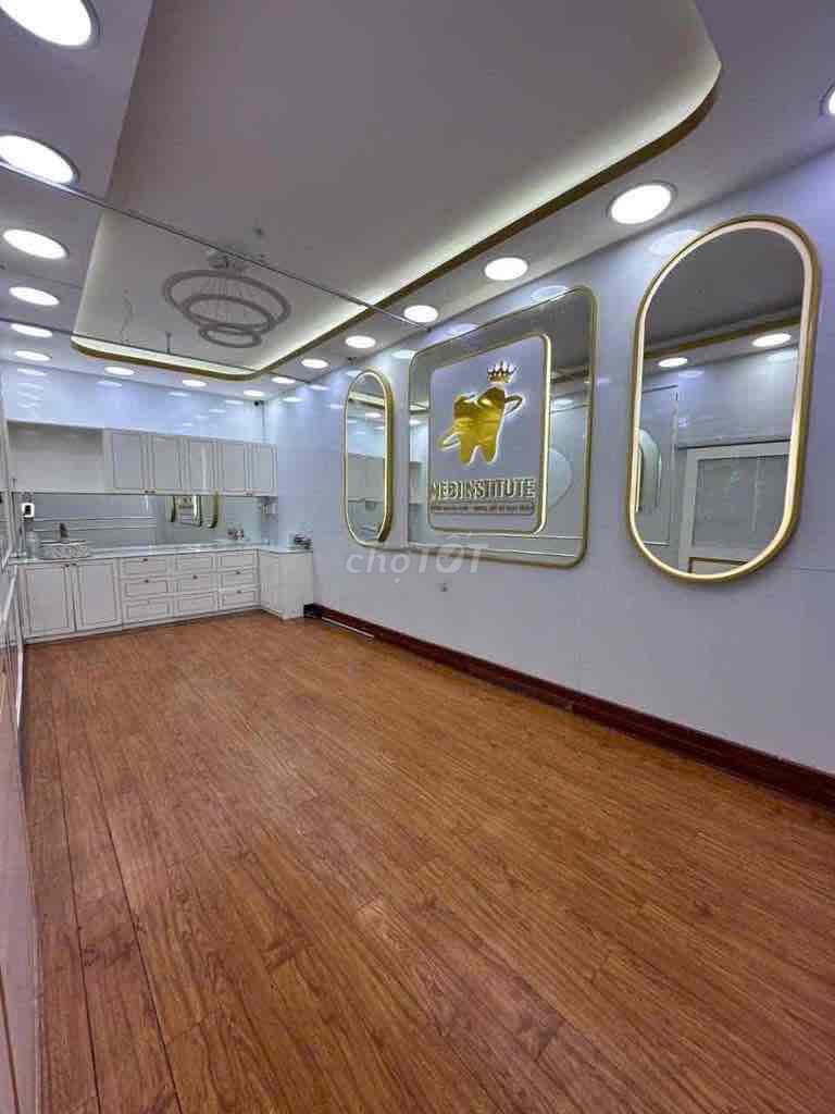 Business-St-Tân Bình front-to-row