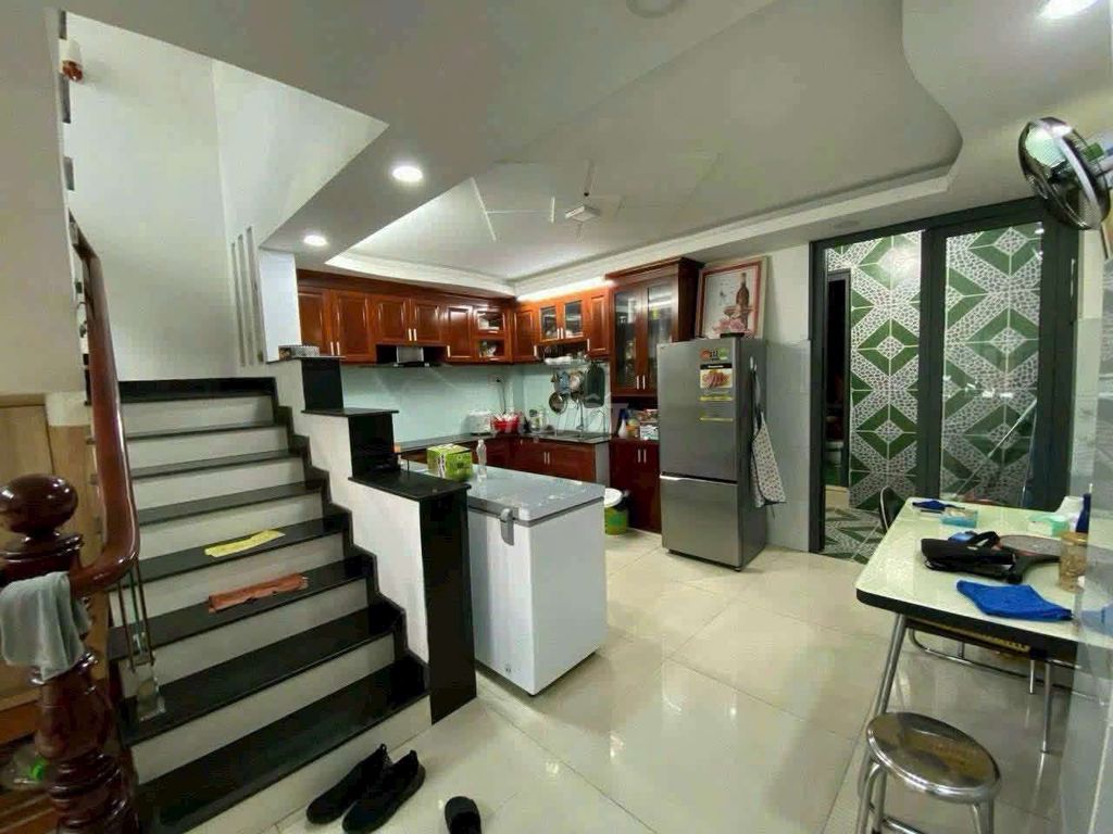 Rent the house at the platform of 4 bedrooms 9 million.