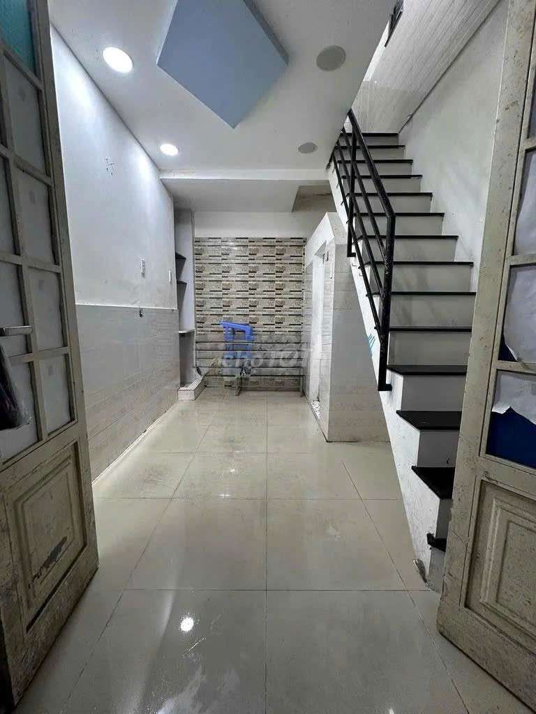 Rent a two-story apartment near the market. You understand, Bình Thạnh.