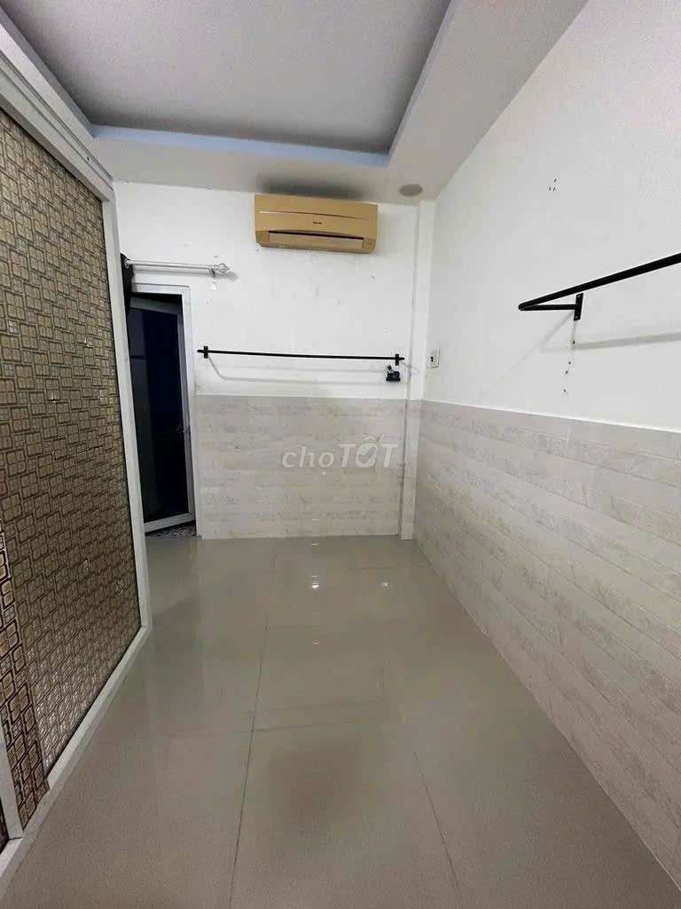 Rent a two-story apartment near the market. You understand, Bình Thạnh.