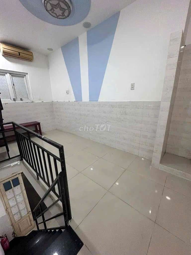 Rent a two-story apartment near the market. You understand, Bình Thạnh.