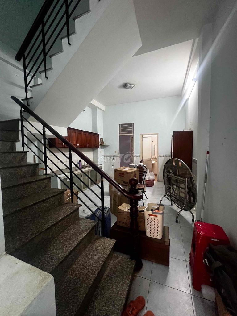 Rent the Dht02 alley. 4.2 x 13 meters. One floor. Two bedrooms. Two toilets. The price of 1.6 million.