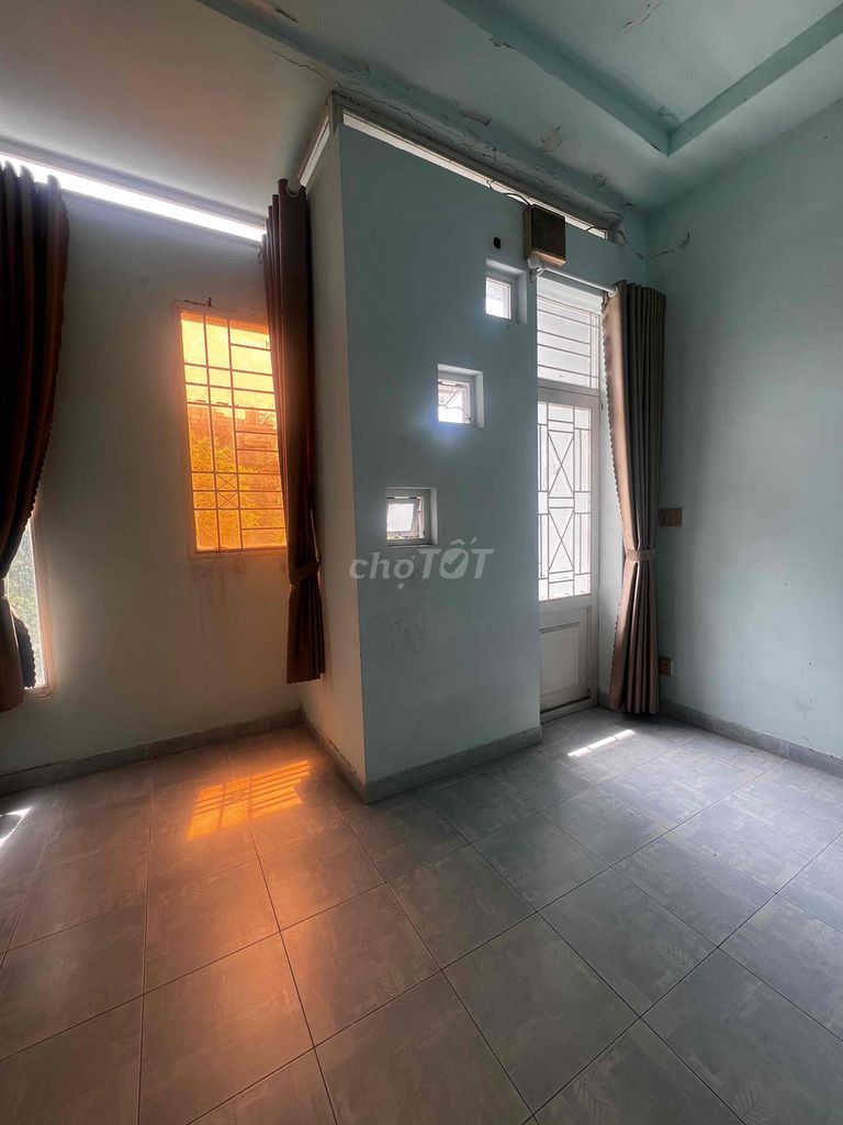 Rent the Dht02 alley. 4.2 x 13 meters. One floor. Two bedrooms. Two toilets. The price of 1.6 million.