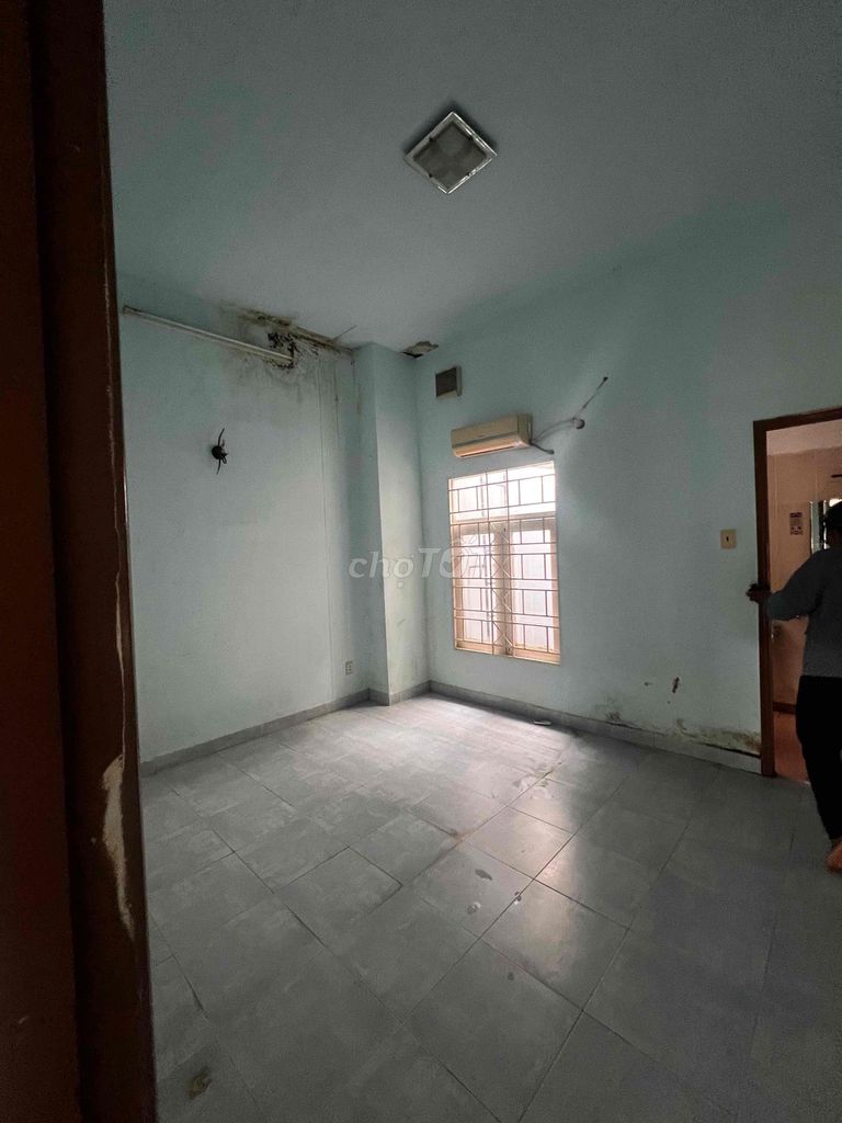 Rent the Dht02 alley. 4.2 x 13 meters. One floor. Two bedrooms. Two toilets. The price of 1.6 million.