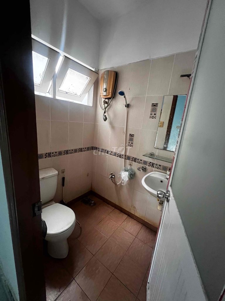 Rent the Dht02 alley. 4.2 x 13 meters. One floor. Two bedrooms. Two toilets. The price of 1.6 million.