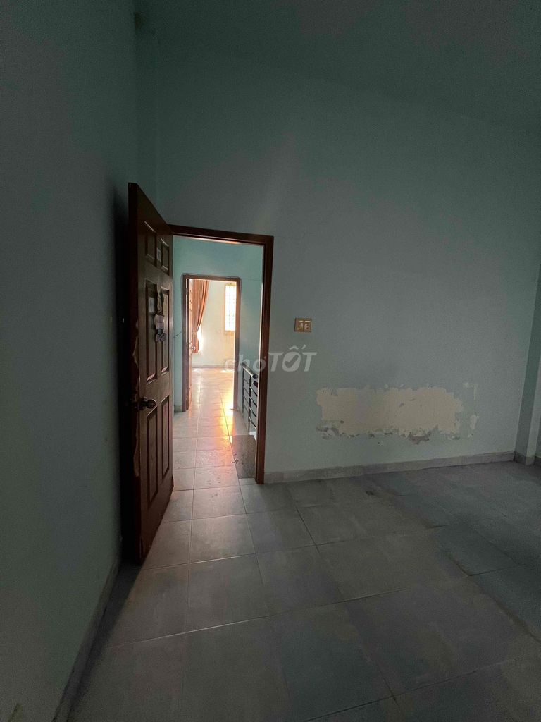 Rent the Dht02 alley. 4.2 x 13 meters. One floor. Two bedrooms. Two toilets. The price of 1.6 million.