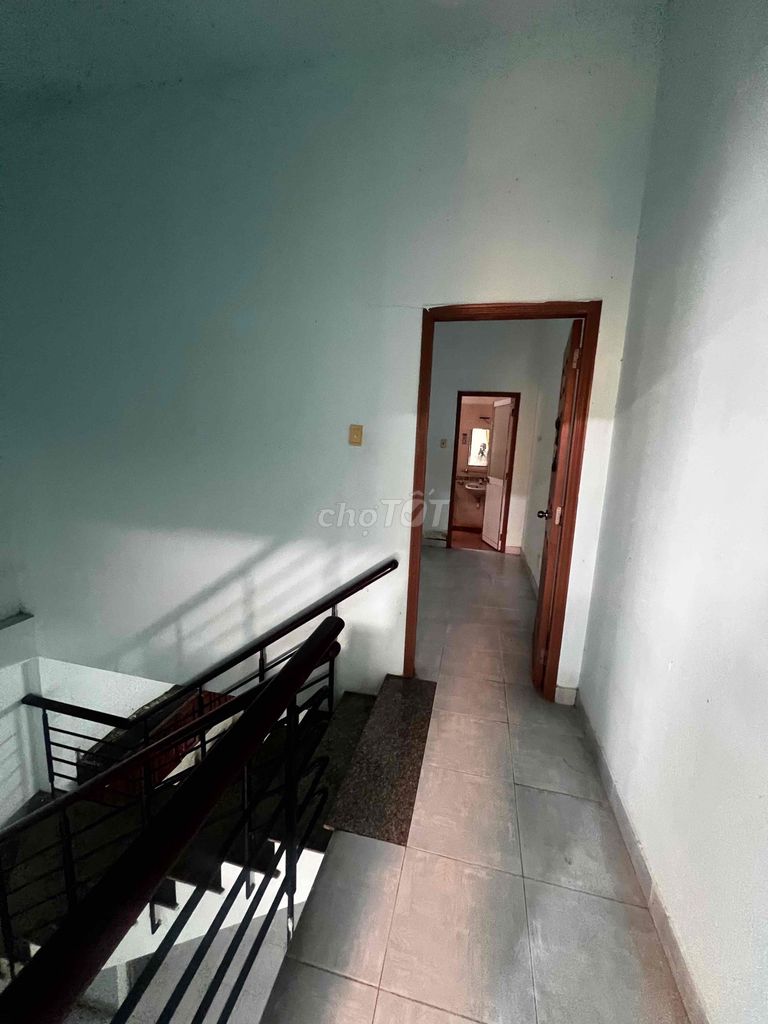 Rent the Dht02 alley. 4.2 x 13 meters. One floor. Two bedrooms. Two toilets. The price of 1.6 million.
