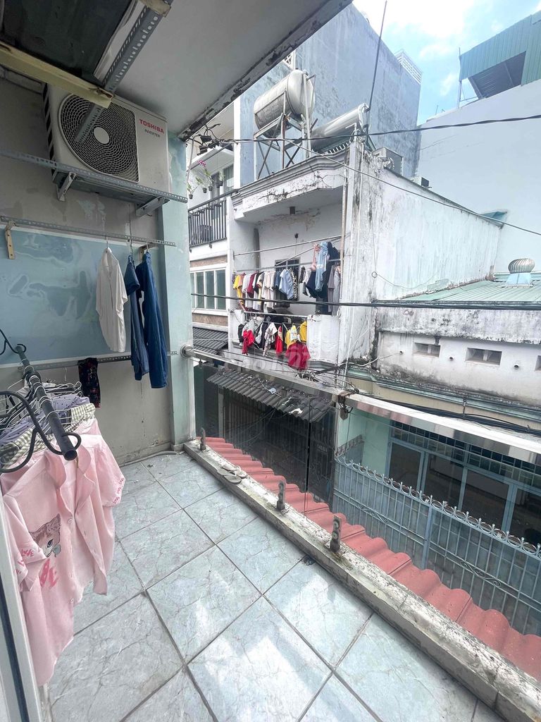 We're renting two bedrooms. Two toilets. 1.7.16 Gò Vấp.
