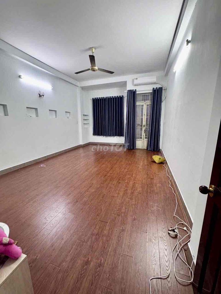 The five-foot-eight-two-foot-two-story cash-rooms (4 bedroom 3 toilets) Every career. Missile Zone.