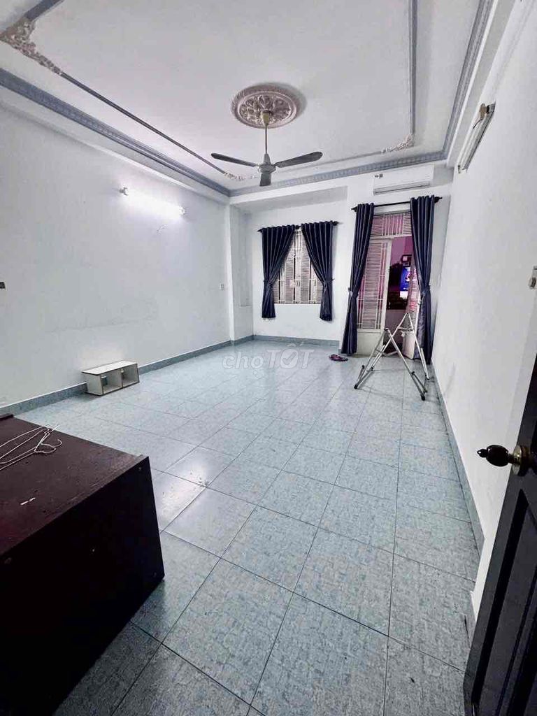 The five-foot-eight-two-foot-two-story cash-rooms (4 bedroom 3 toilets) Every career. Missile Zone.