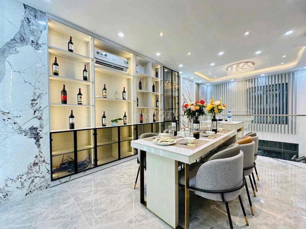 The synchronized area behind you.art Phan Huy Ích has a 25 million elevator.