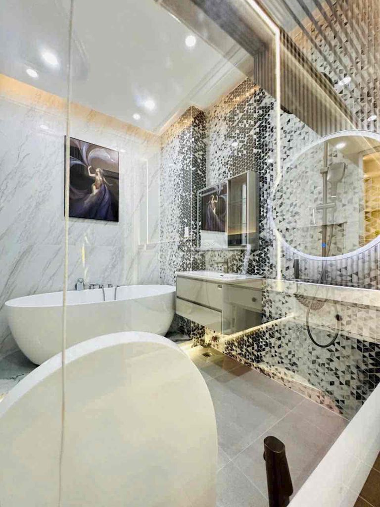 The synchronized area behind you.art Phan Huy Ích has a 25 million elevator.