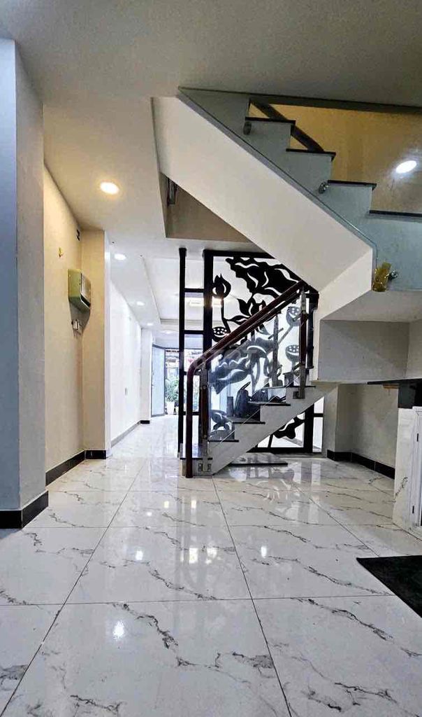 Three bedrooms, three toilets, 453/Lê Văn Sỹ, 204 12, District 3.