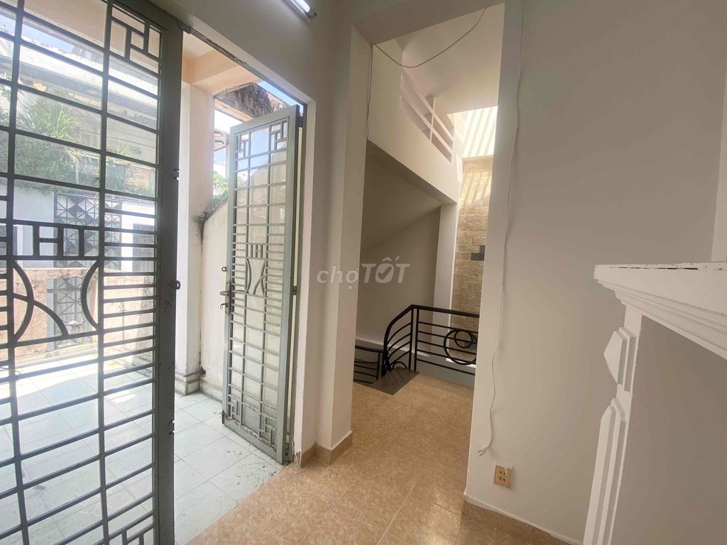 Renting four bedrooms. Three toilets with a roof.