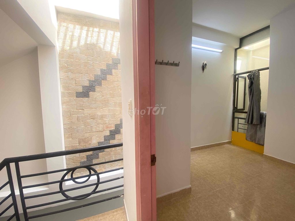 Renting four bedrooms. Three toilets with a roof.