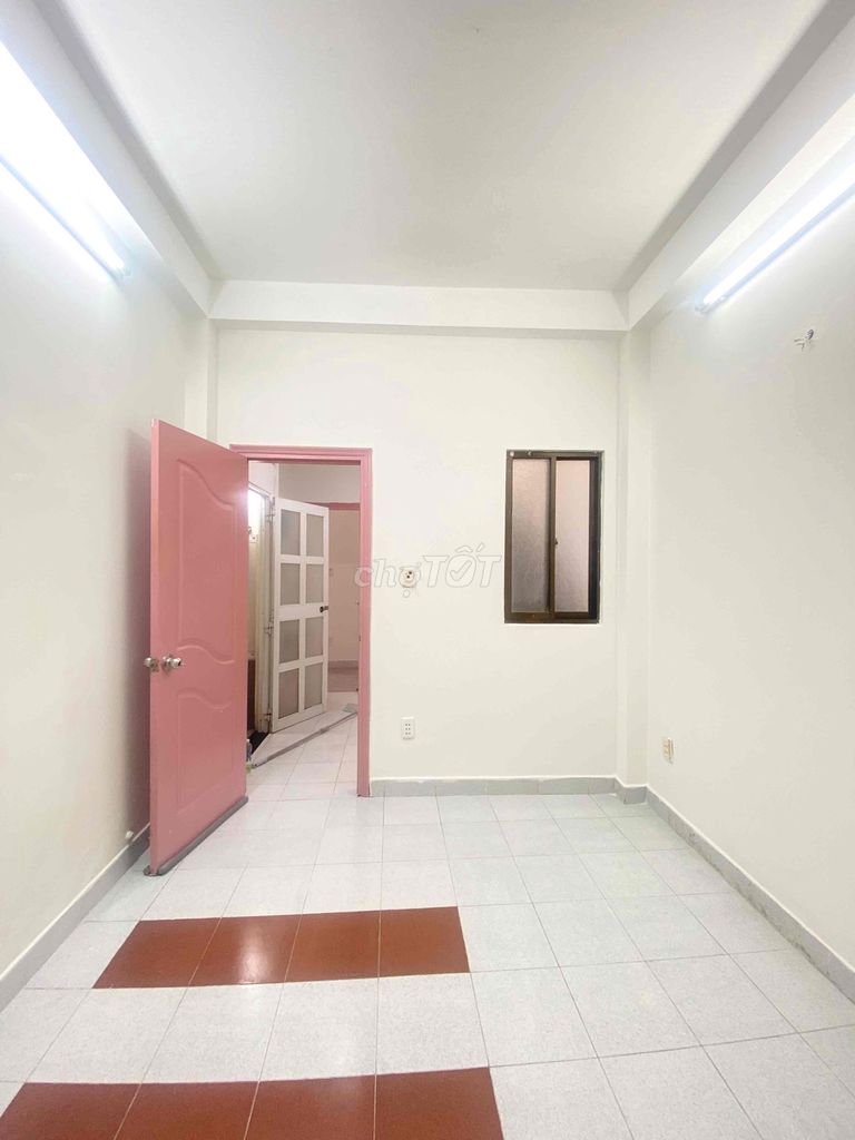 Renting four bedrooms. Three toilets with a roof.