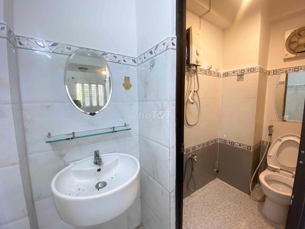 Renting four bedrooms. Three toilets with a roof.