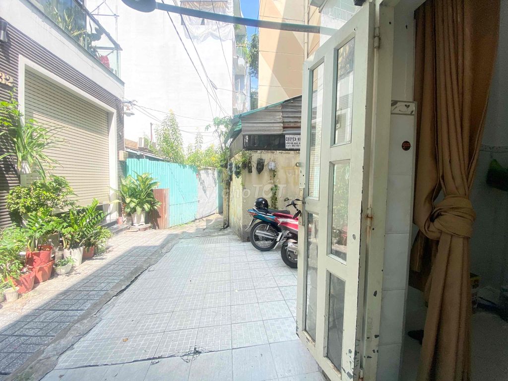 Renting four bedrooms. Three toilets with a roof.