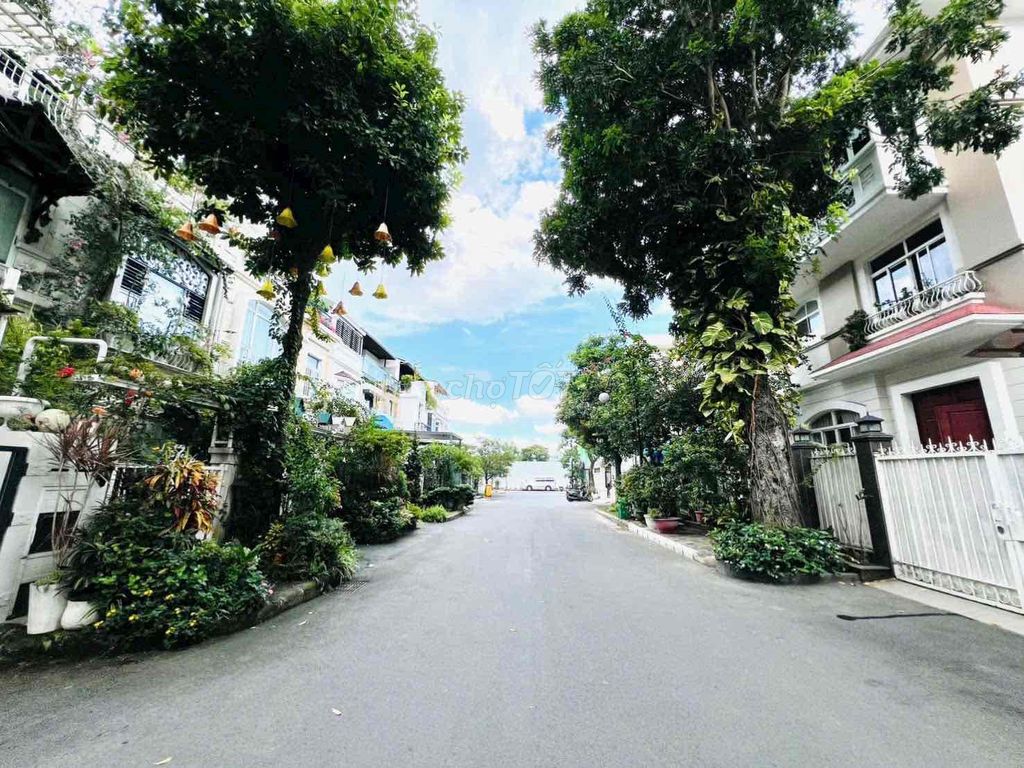 To rent the pmh villa! The garden's wide! In and out of office