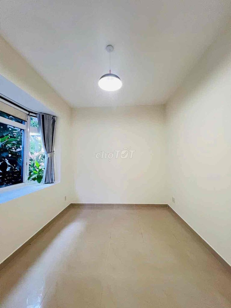 To rent the pmh villa! The garden's wide! In and out of office