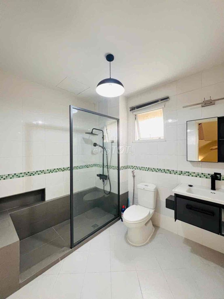 To rent the pmh villa! The garden's wide! In and out of office