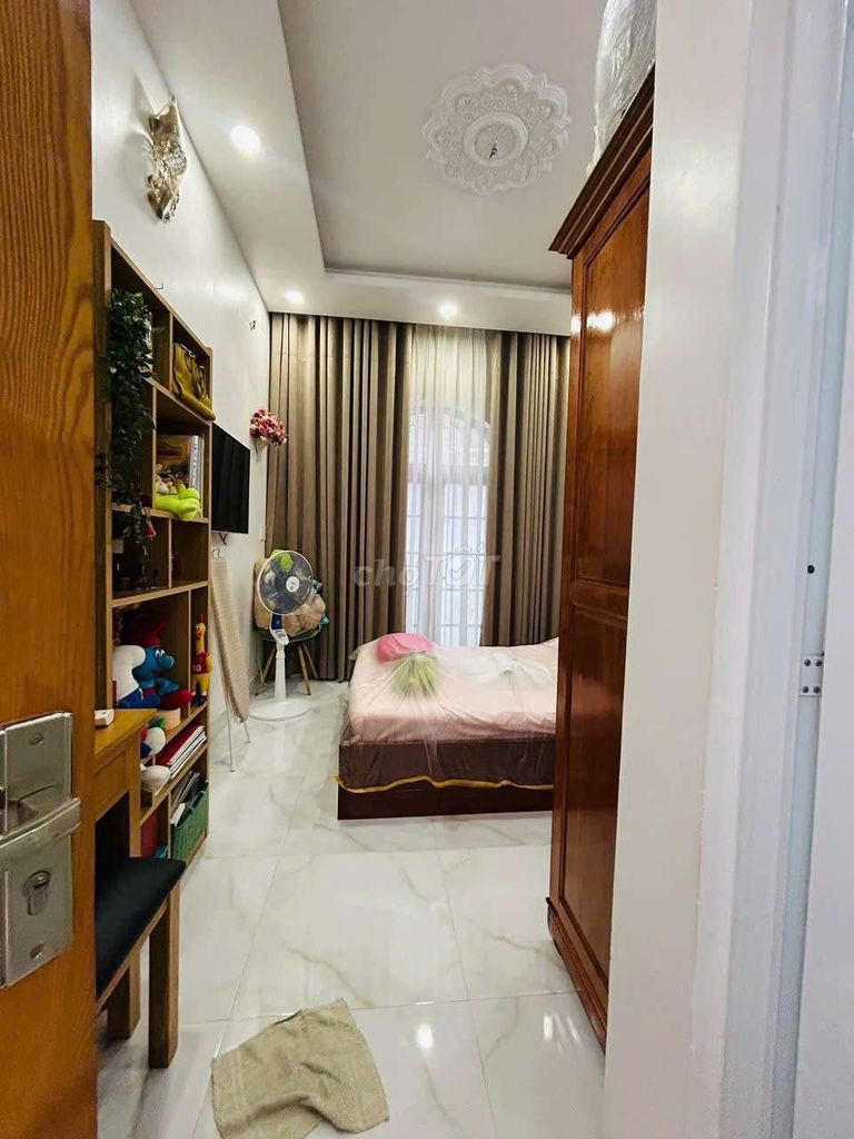Full Seven. One floor. Two bedrooms.