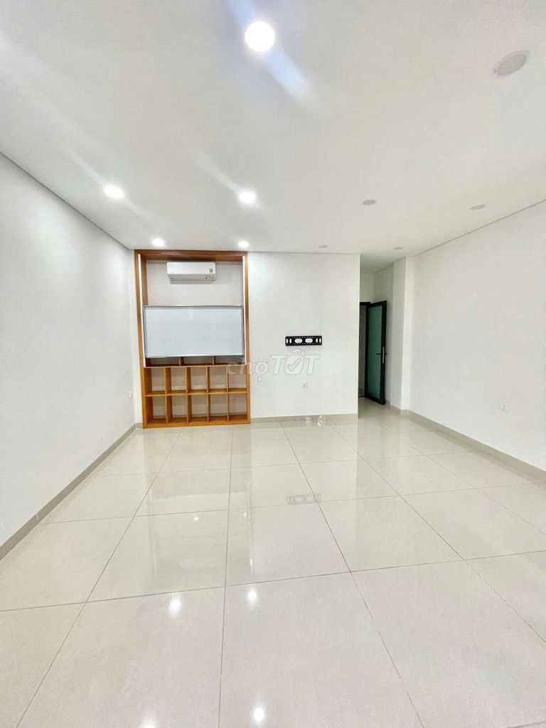 Rent one level 80 meters, full interior. 72 yards.