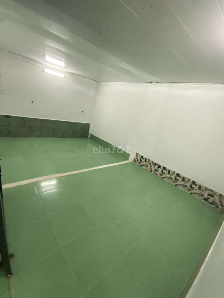 The whole house is rented. Three bedrooms, two toilets, empty houses.