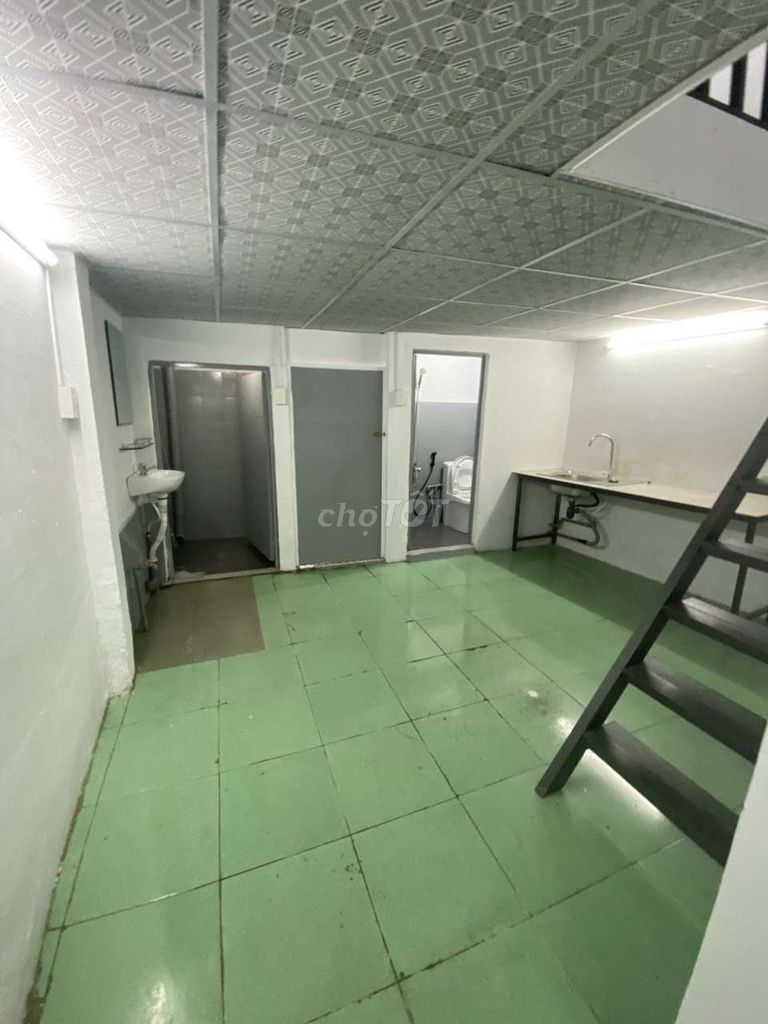 The whole house is rented. Three bedrooms, two toilets, empty houses.