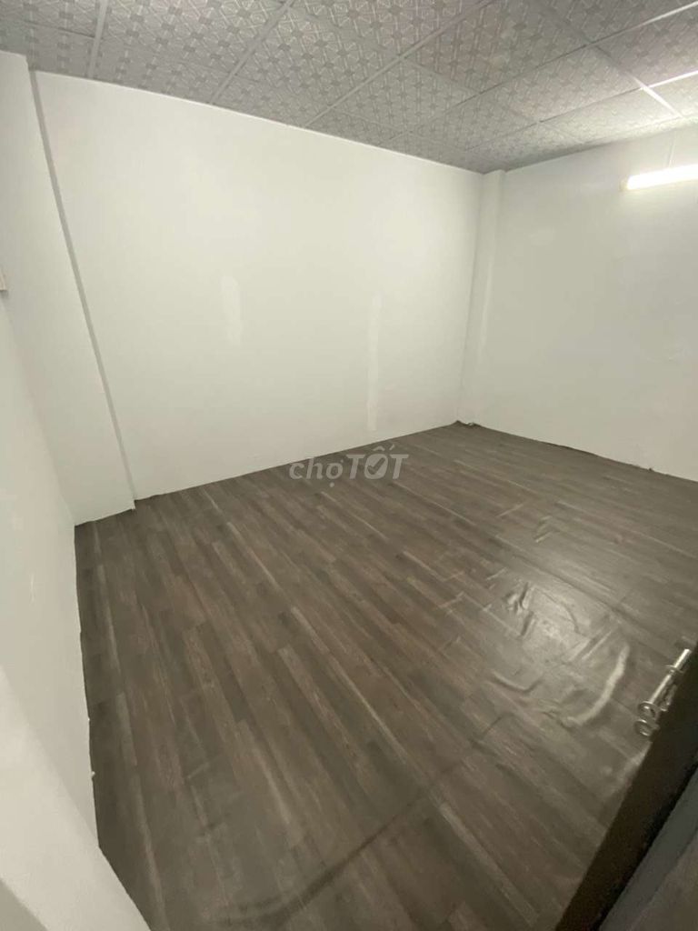 The whole house is rented. Three bedrooms, two toilets, empty houses.